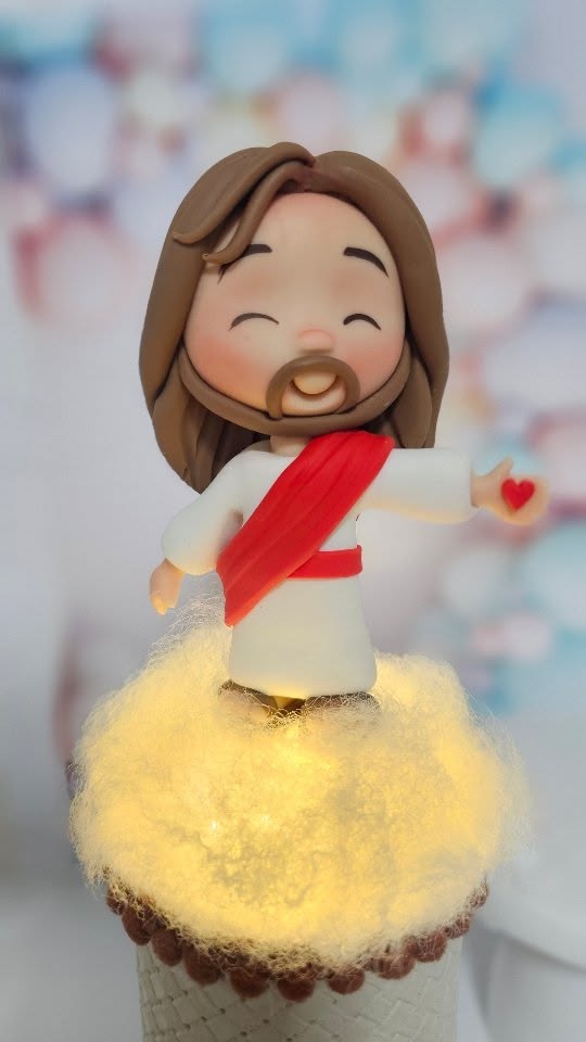 Peça artesanal de Jesus usada para decorar um doce