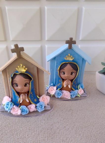 Duas peças artesanais de Nossa Senhora em pequenos oratórios