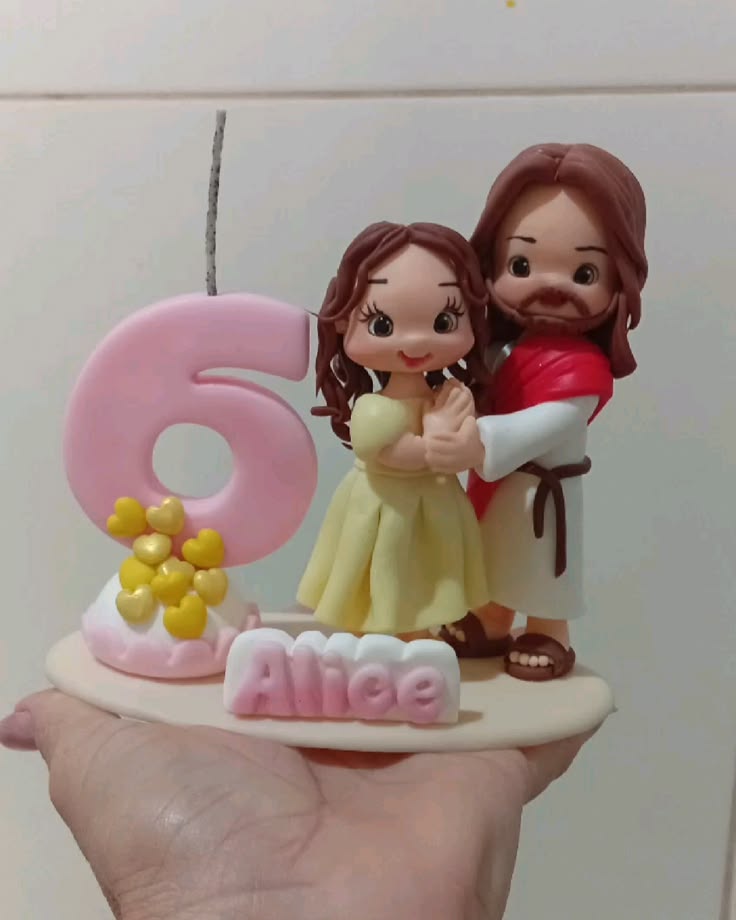 Topo de bolo artesanal com Jesus, menina e idade personalizada